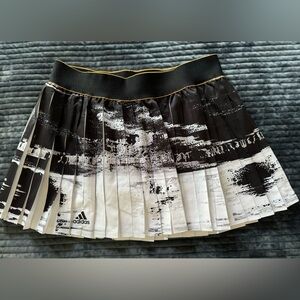 Women’s Adidas pleated tennis skirt. Medium